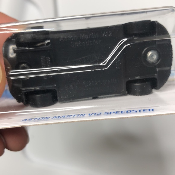 Aston Martin V 12 speedster - Picture 7 of 8